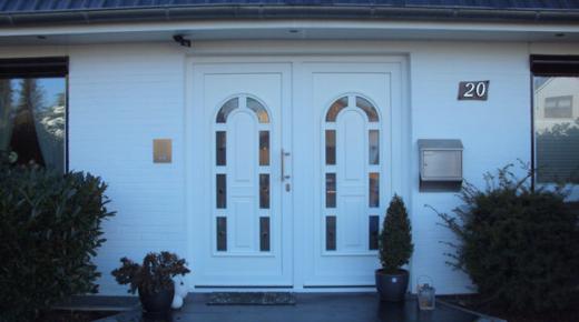 Haustür in weiß mit acht im Rundbogen angeordneten Lichtausschnitten und gespiegeltem Seitenteil 