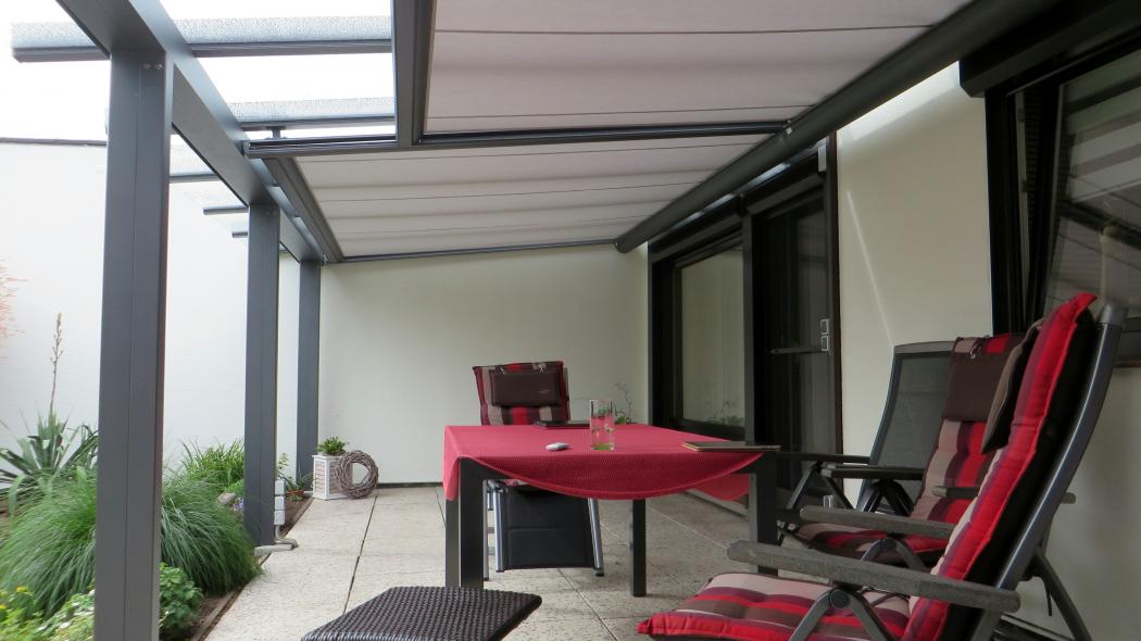 Terrasse in anthrazit mit Glas-Überdachung und Markise 